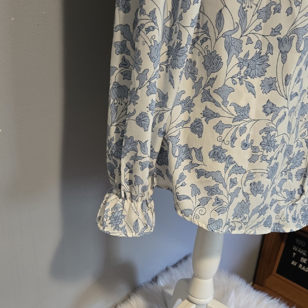 Chic Blue Floral Women's Blouse - Picture 7 of 8